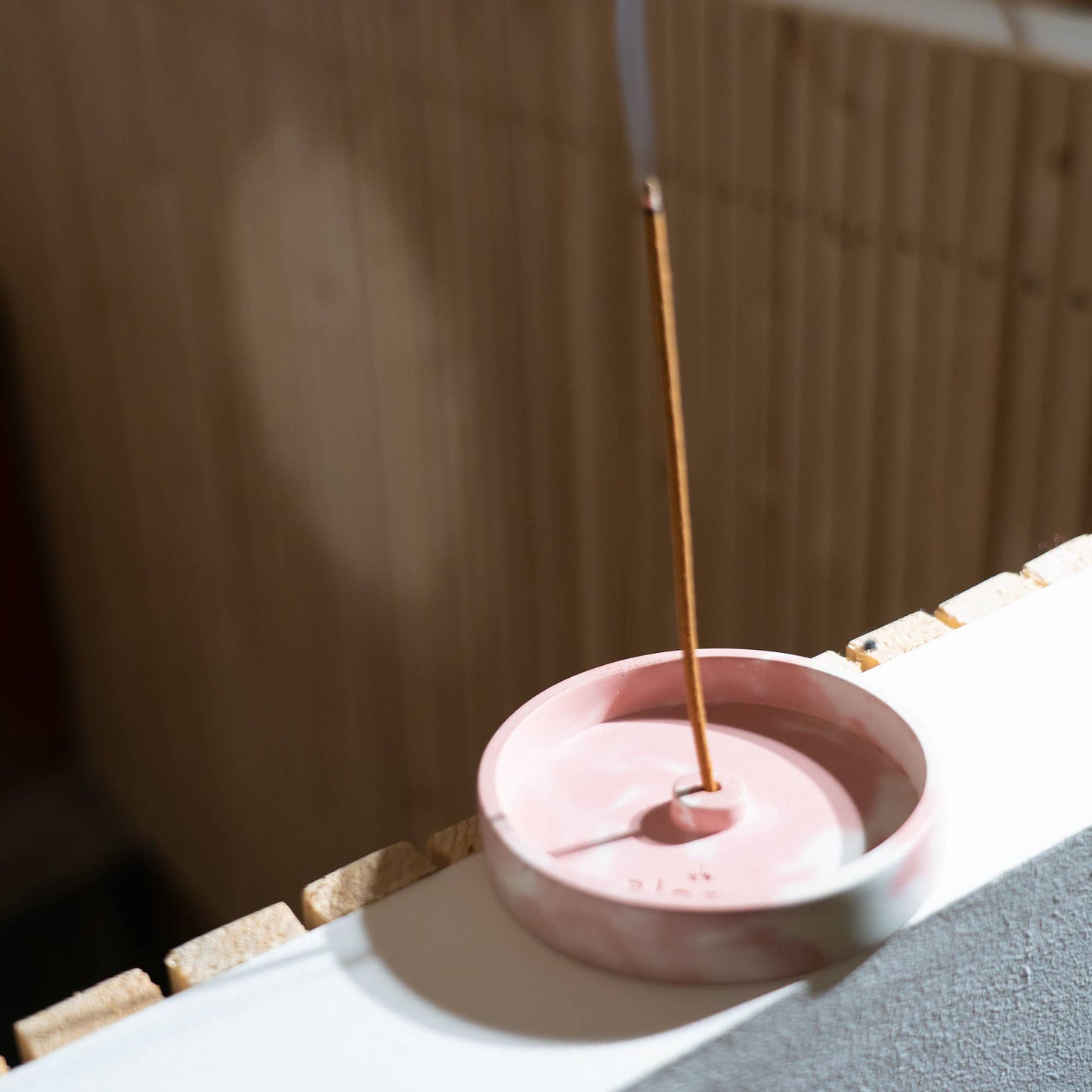 Bloom Räucherstäbchenhalter aus natürlichem Beton