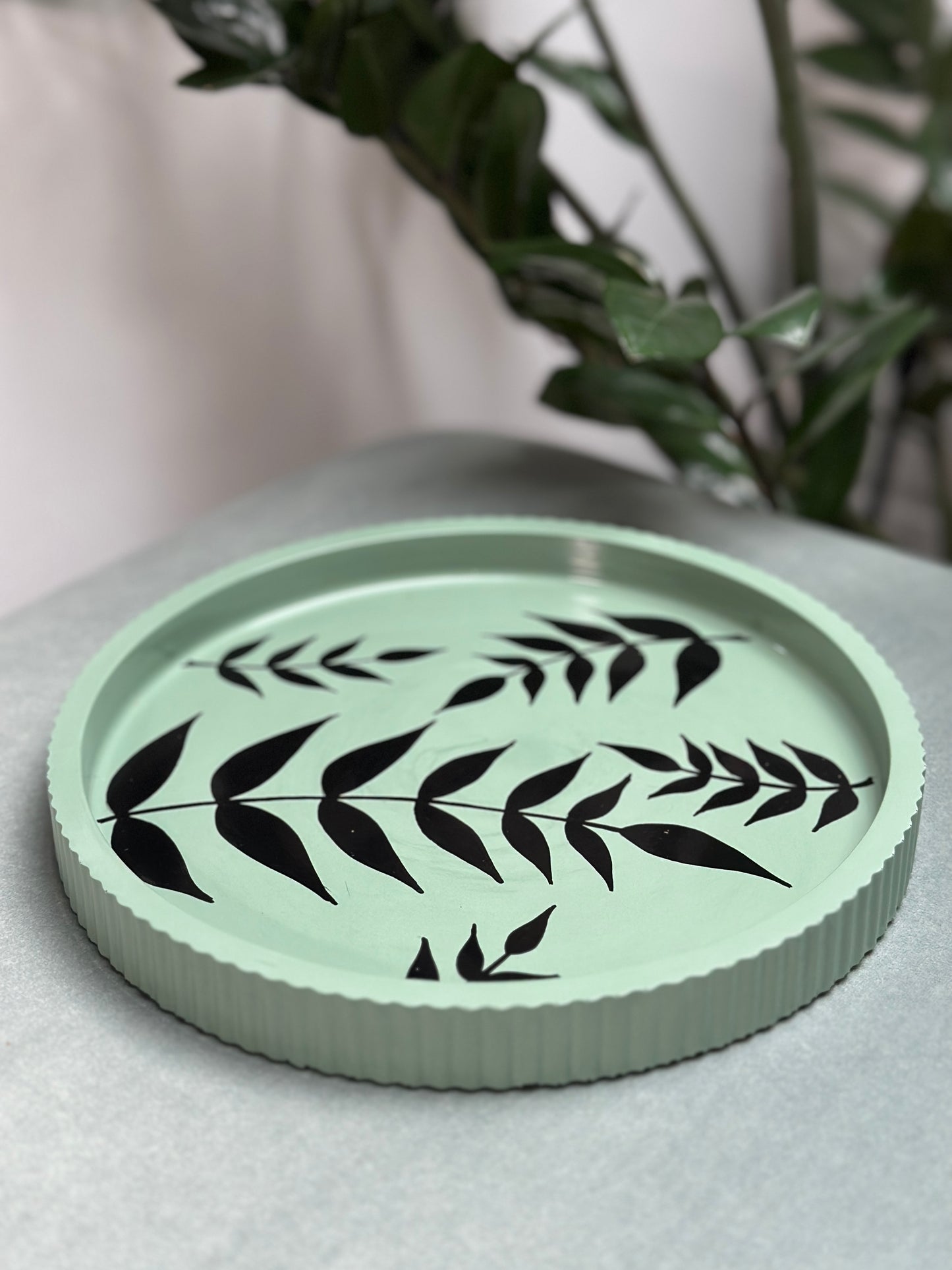 Tablett "Riffled" - Handgemaltes Blattmuster - 21cm Durchmesser