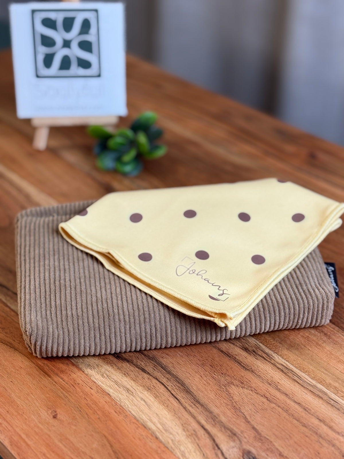Johans® Dotted Set mit hellgelbem gepunktetem Mikrofasertuch und taupefarbenem Etui in Cord-Optik