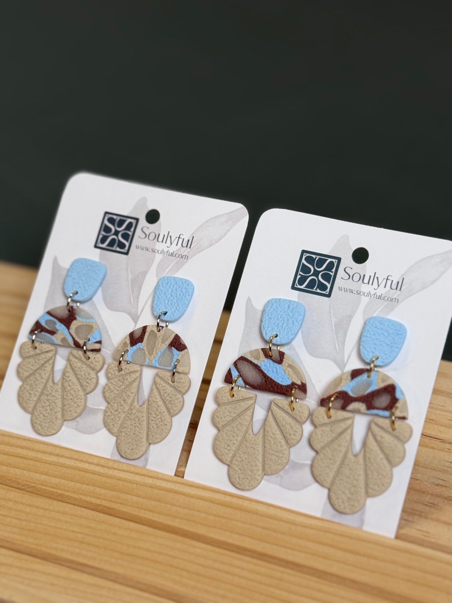 Handgemachte Blütenblatt-Ohrringe Azure Petal in Hellblau, Creme und Braun von Soulyful