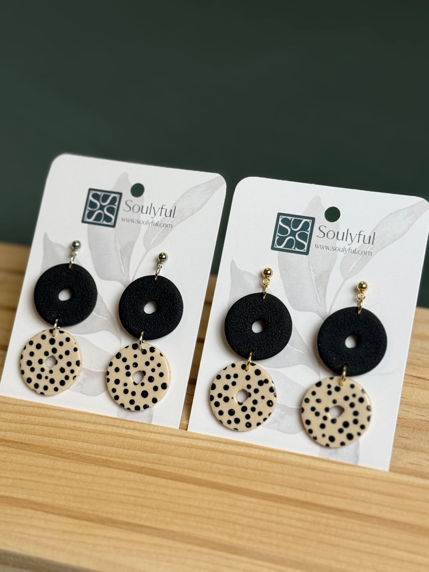 Handgemachte Ohrringe Dotted Eclipse mit schwarzem Ring und creme getupftem Element von Soulyful