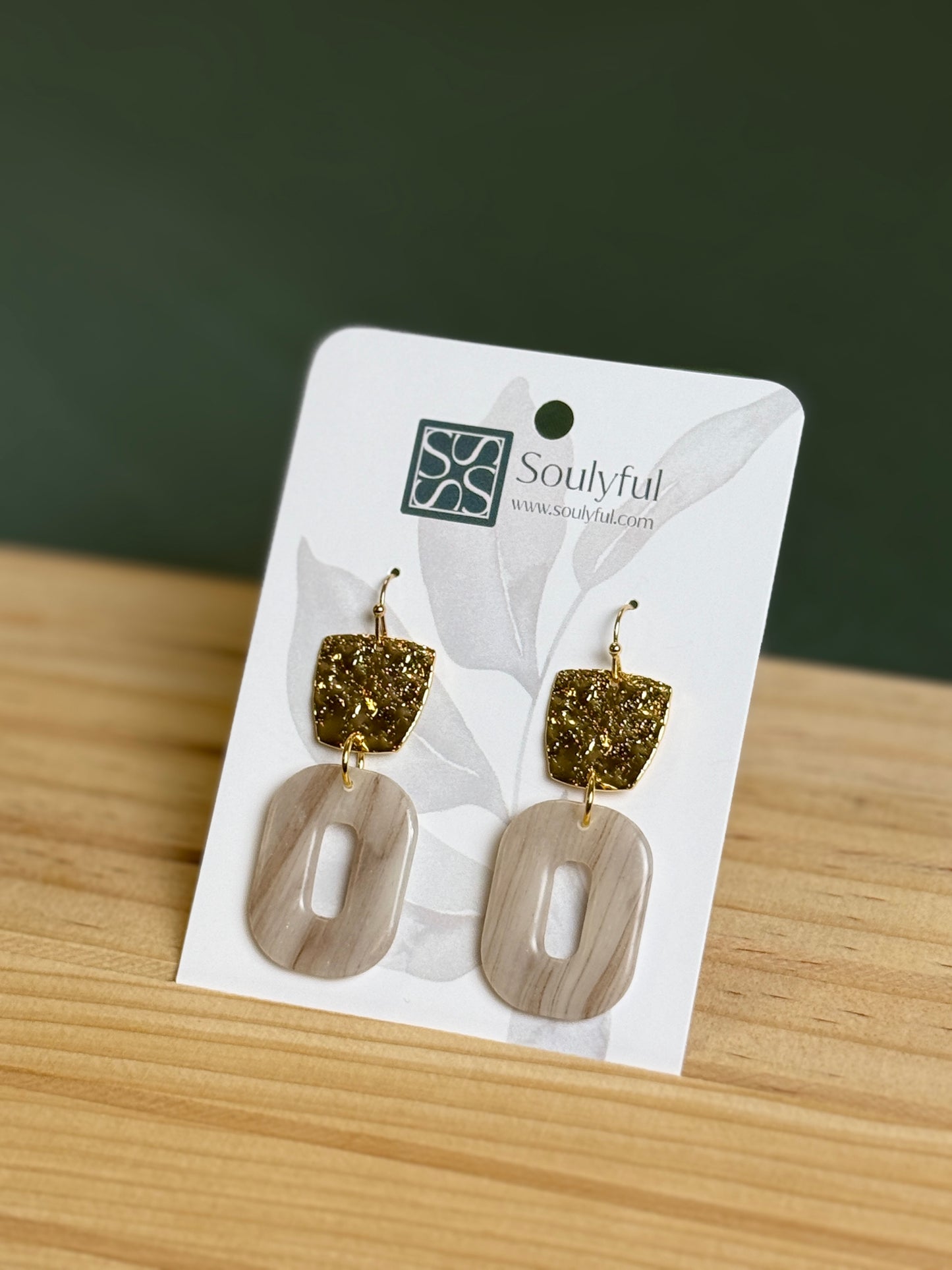 Handgemachte Ohrringe Golden Dune mit goldglitzerndem Quadrat und taupefarbenem Oval von Soulyful