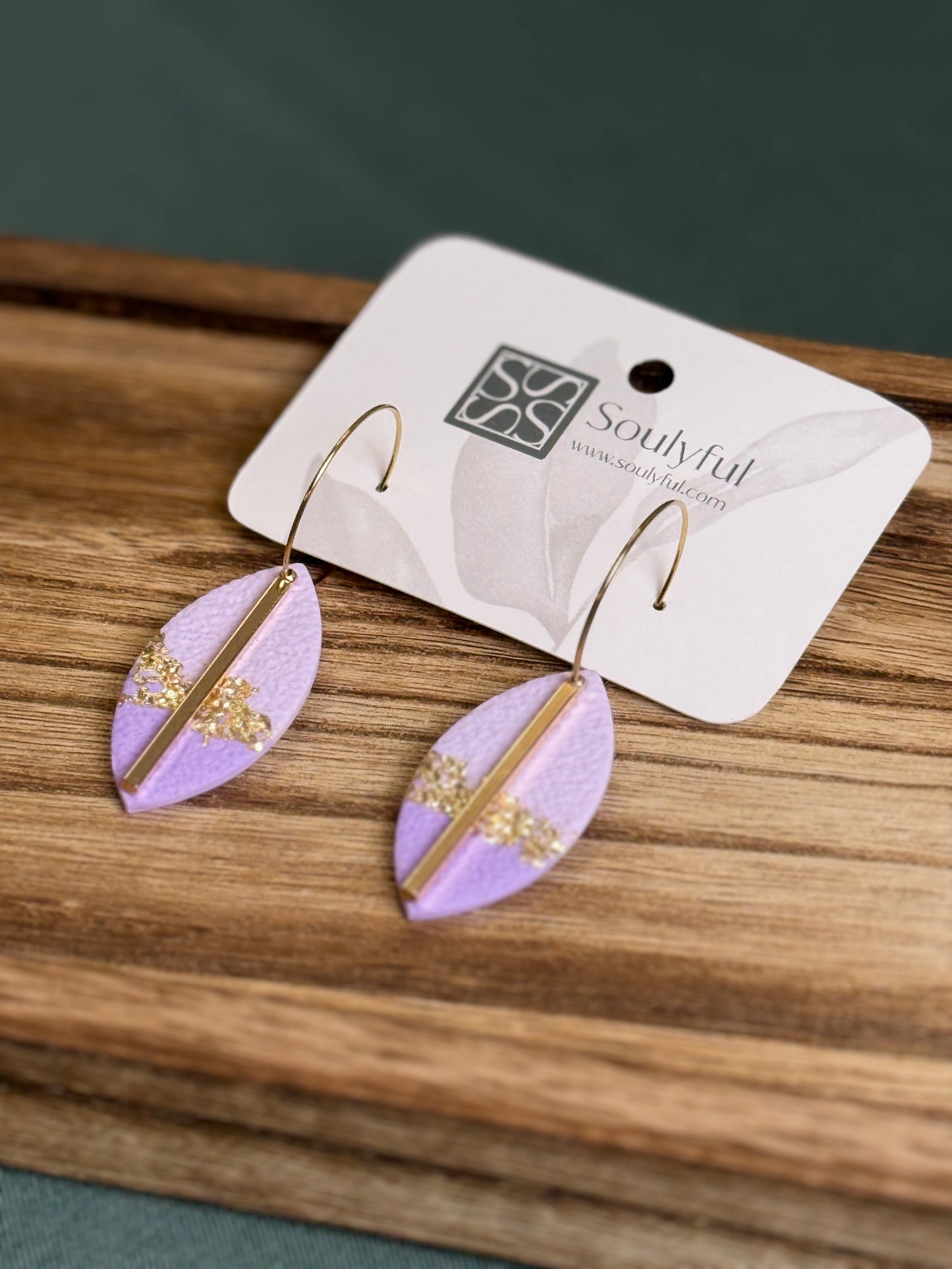 Handgemachte Ohrringe Lavender Petal in Flieder mit vergoldeter Linie von Soulyful