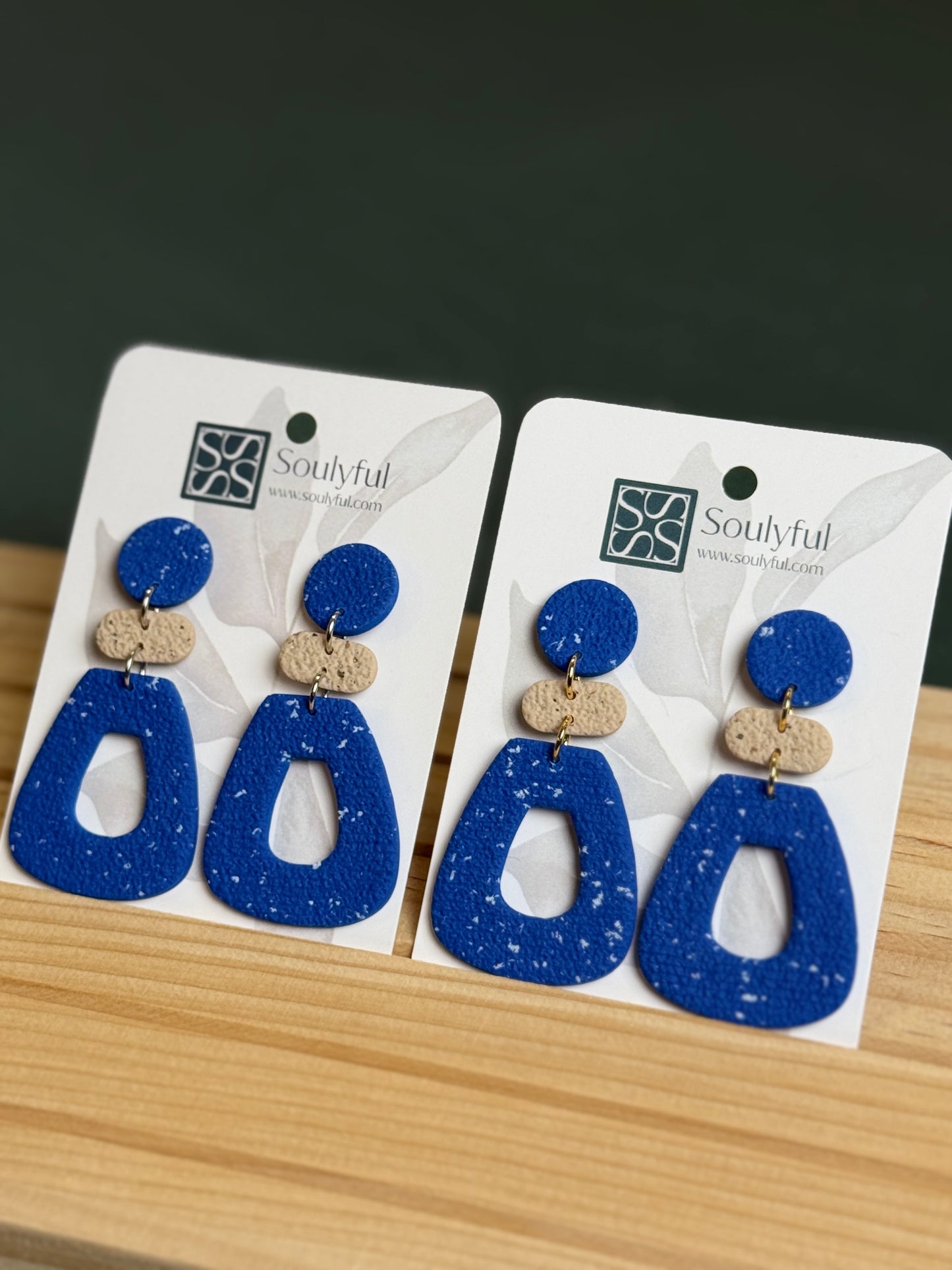 Handgemachte Ohrringe Royal Blue Stone in Royalblau mit strukturiertem Tropfen von Soulyful