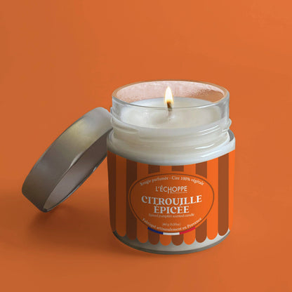 Duftkerze „Pumpkinspice“ von L’Échoppe Buissonnière im Glas mit Metalldeckel
