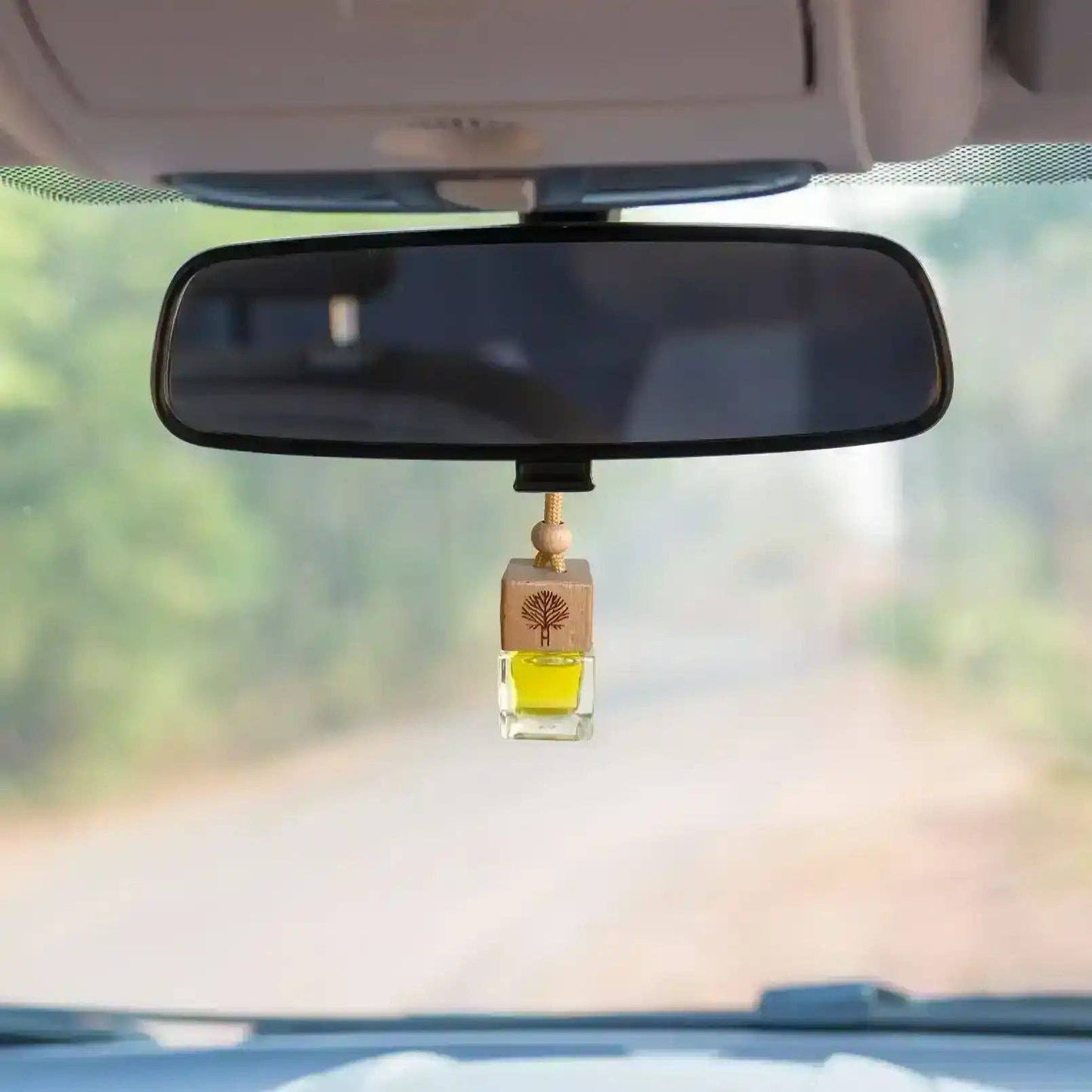 Duftanhänger Monoï (Tiaré & Kokos) am Rückspiegel im Auto