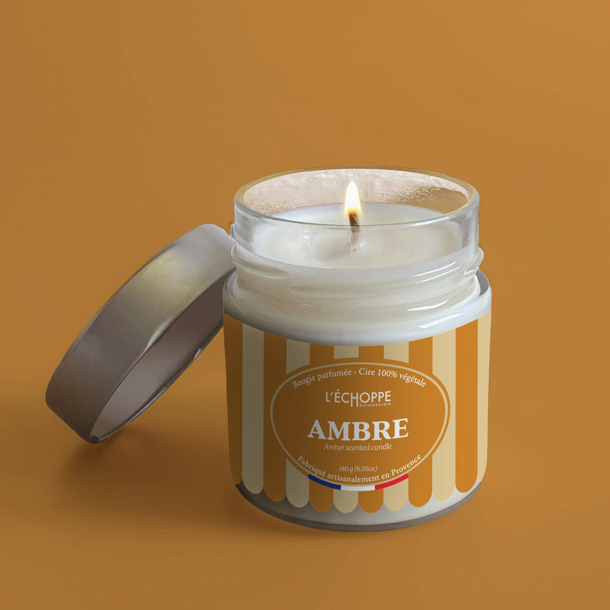 Duftkerze „Amber“ von L’Échoppe Buissonnière im Glas mit Metalldeckel