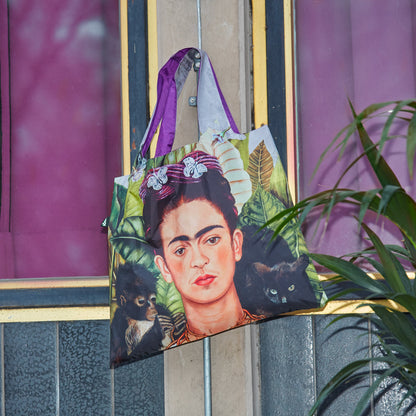 Tote Bag aus 100 % Recyclingmaterial – FRIDA KAHLO „Selbstbildnis mit Kolibri“