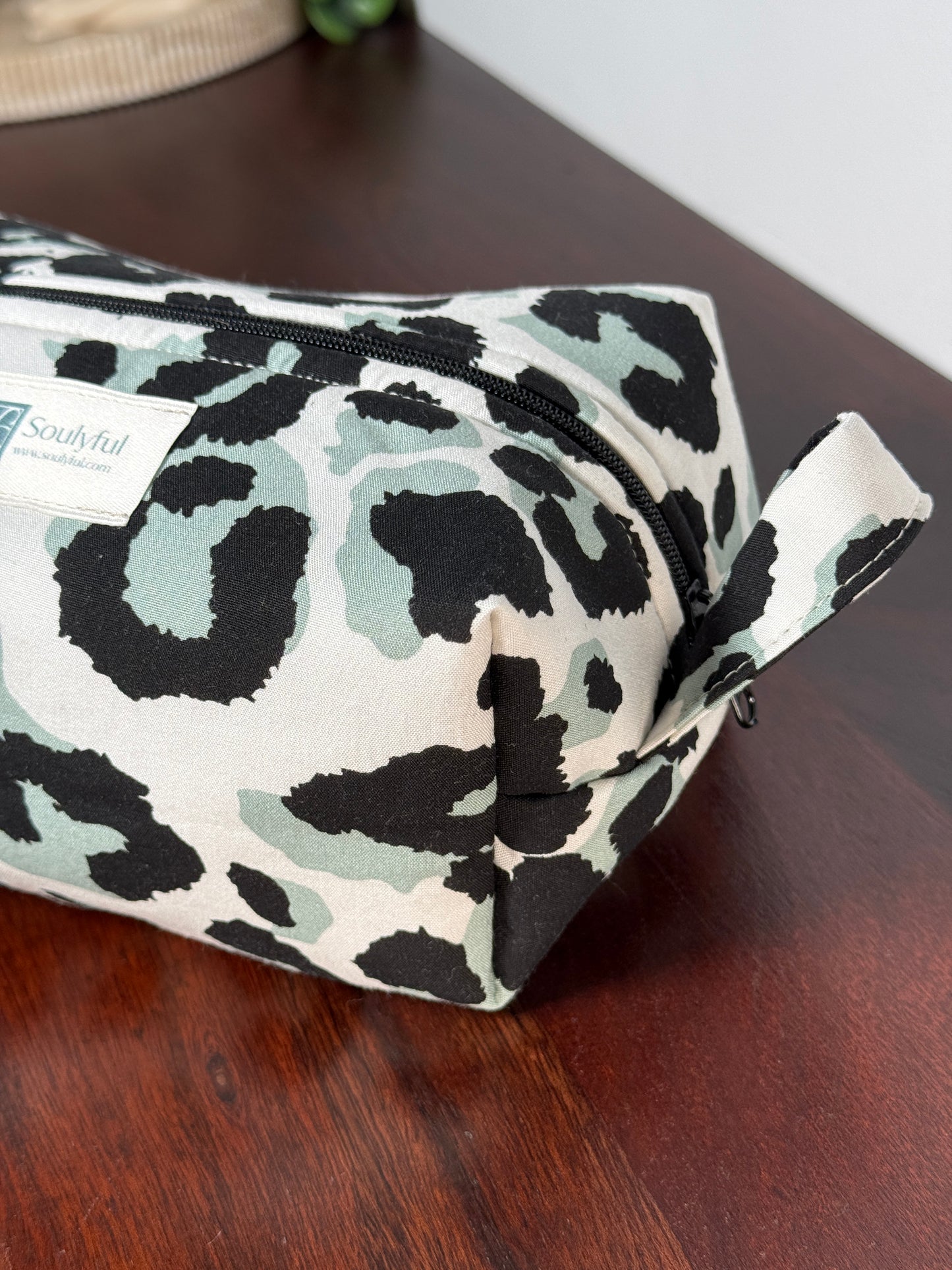 Handgenähte Kosmetiktasche/Aufbewahrungstasche "Leo"
