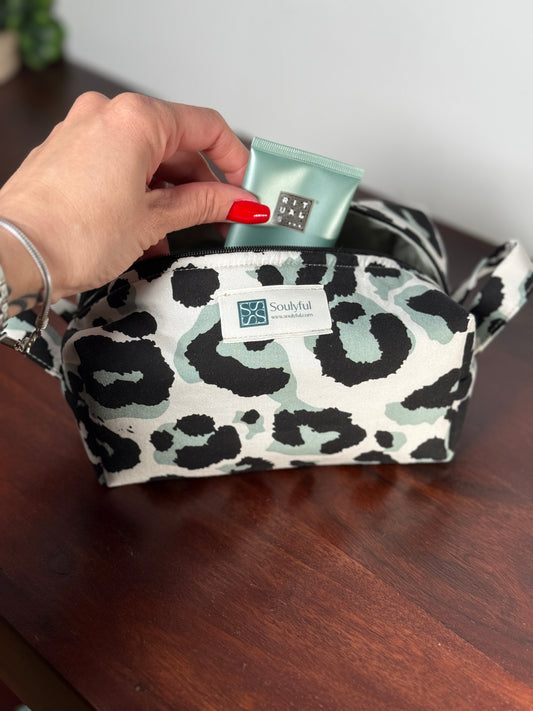 Handgenähte Kosmetiktasche/Aufbewahrungstasche "Leo"