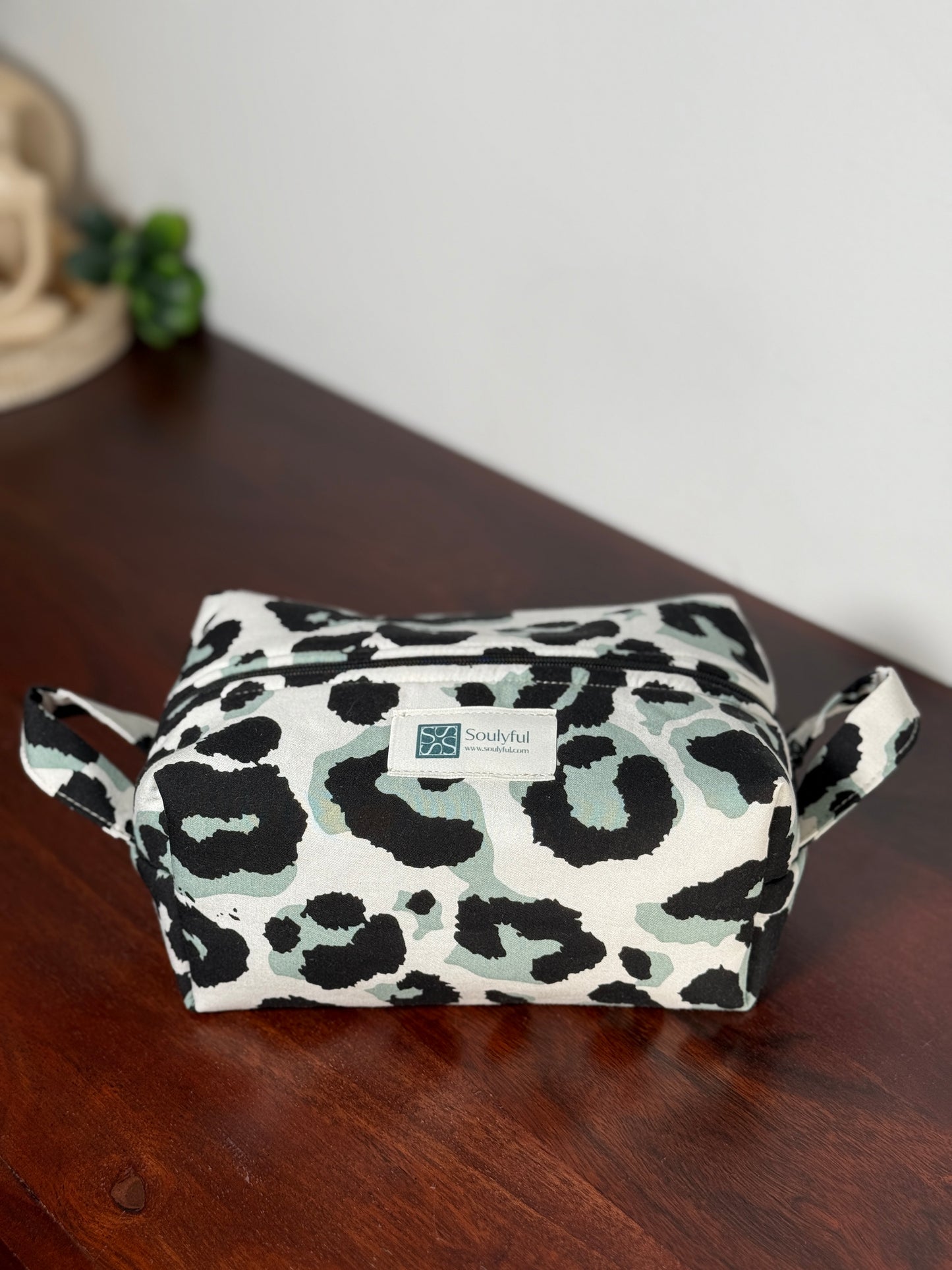 Handgenähte Kosmetiktasche/Aufbewahrungstasche "Leo"