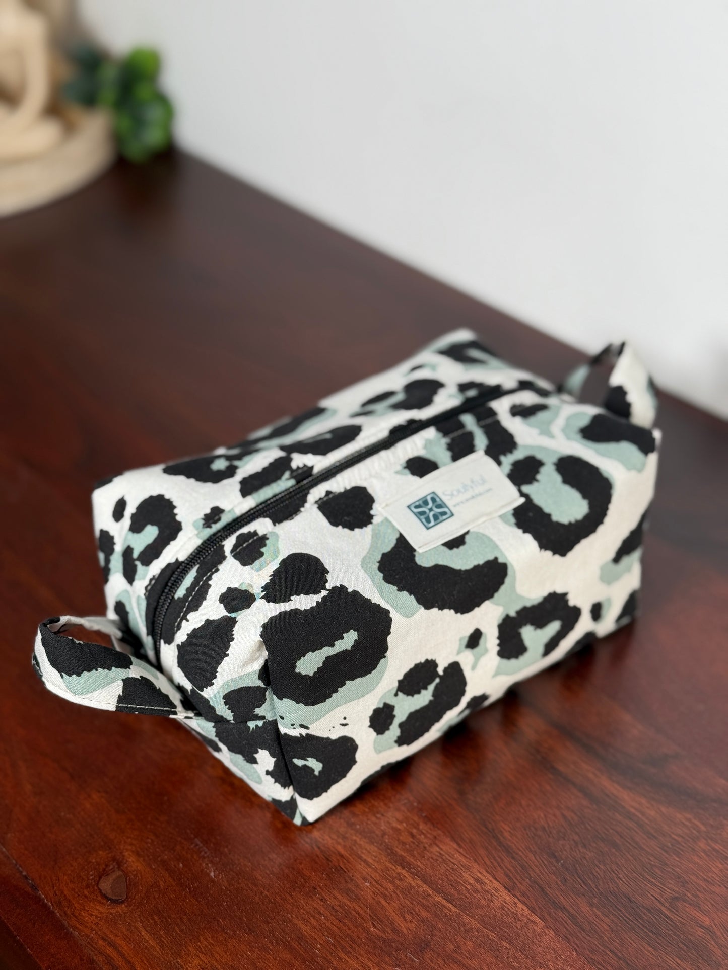 Handgenähte Kosmetiktasche/Aufbewahrungstasche "Leo"