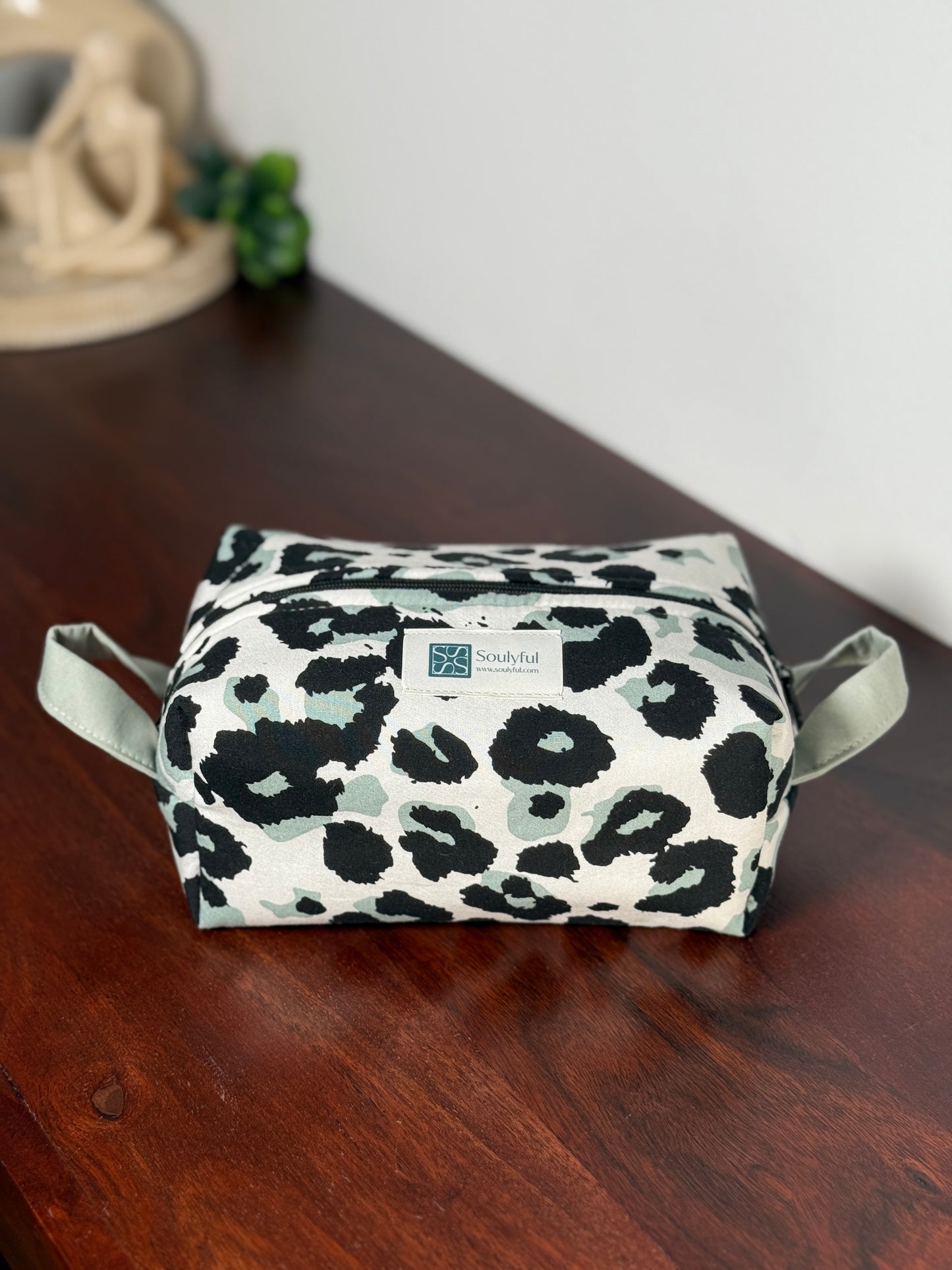 Handgenähte Kosmetiktasche/Aufbewahrungstasche "Leo"