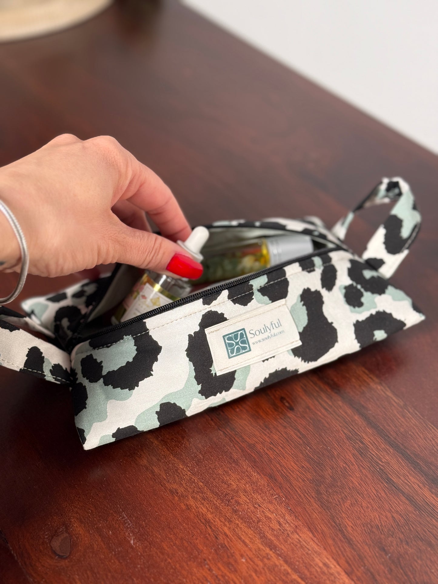 Handgenähte Kosmetiktasche/Aufbewahrungstasche "Leo"
