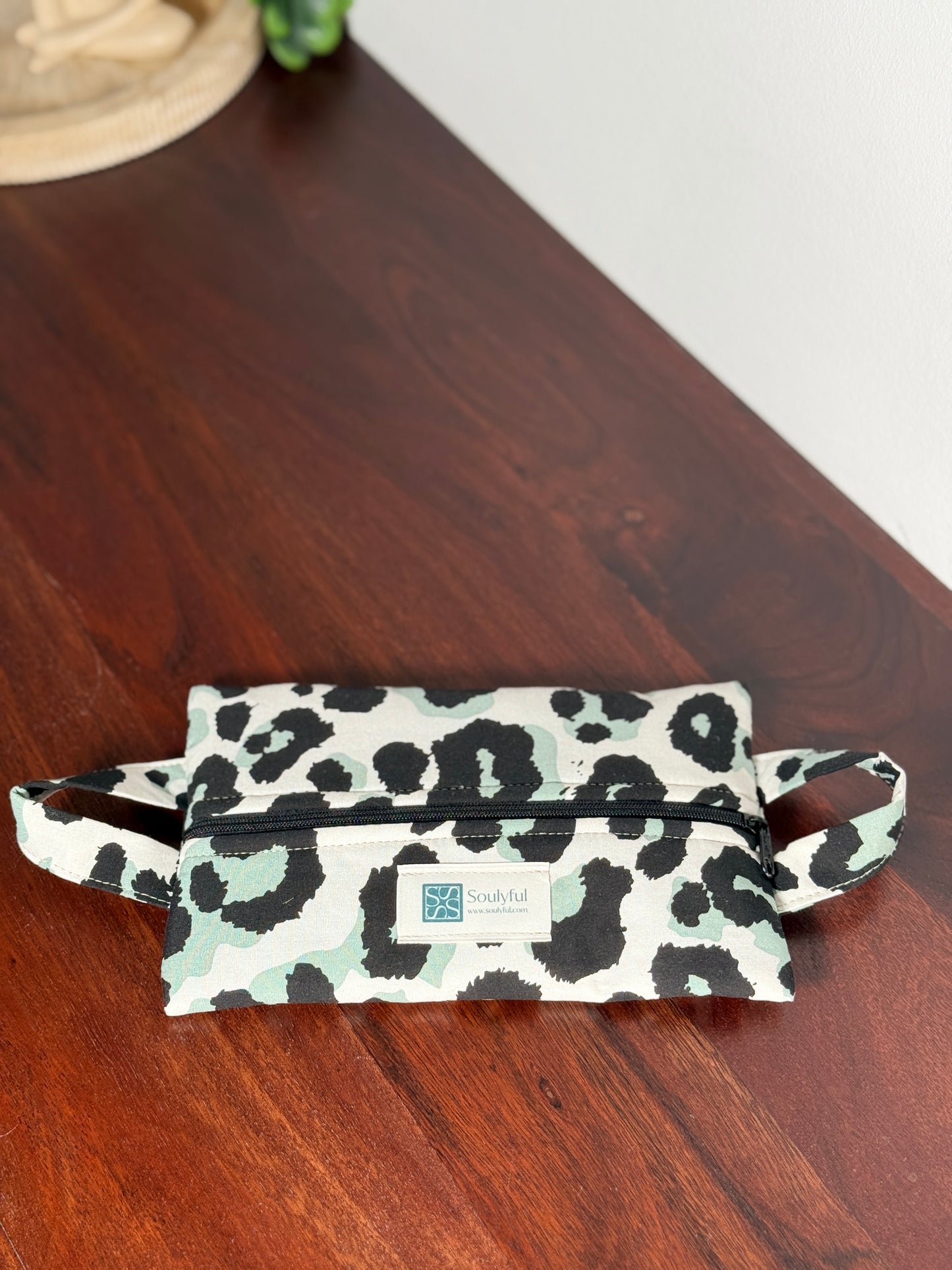 Handgenähte Kosmetiktasche/Aufbewahrungstasche "Leo"