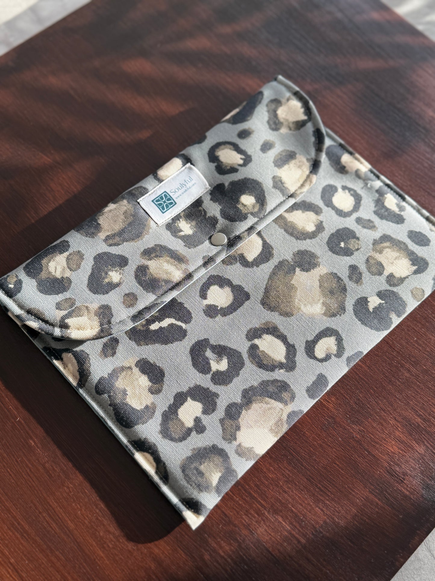 Soulyful Soft Pouch - "Big Pouch Leo Grau"