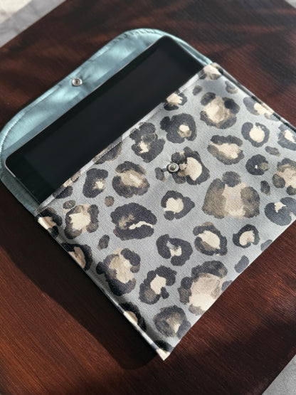 Soulyful Soft Pouch - "Big Pouch Leo Grau"