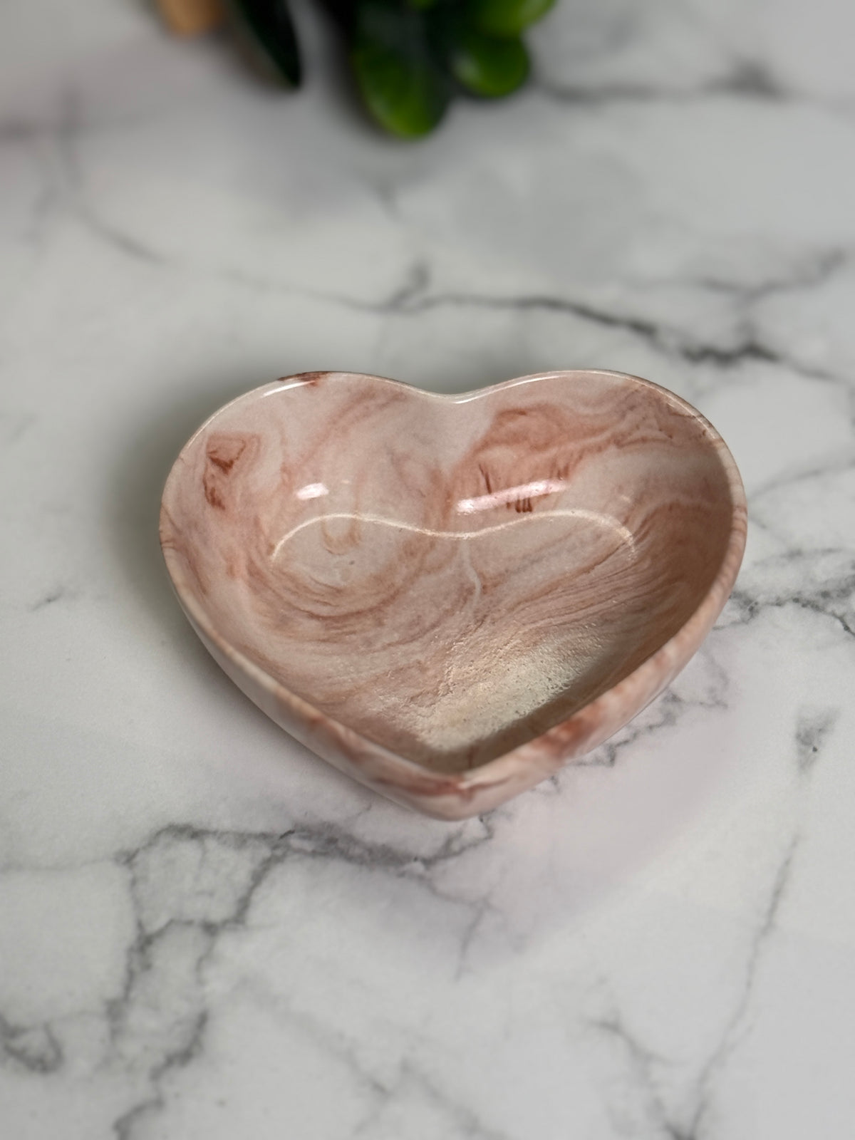 Rosé-Herzschale aus Jesmonite auf Marmor