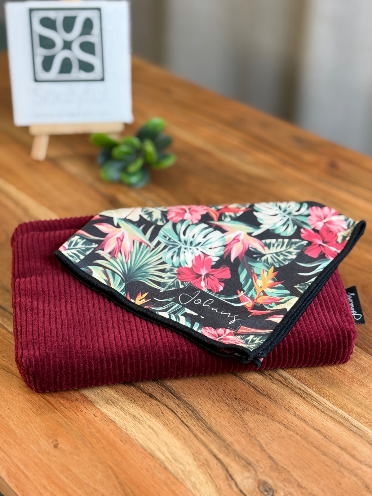 Johans® Exotic Berry Set mit tropisch gemustertem Mikrofasertuch und weinrotem Etui in Cord-Optik