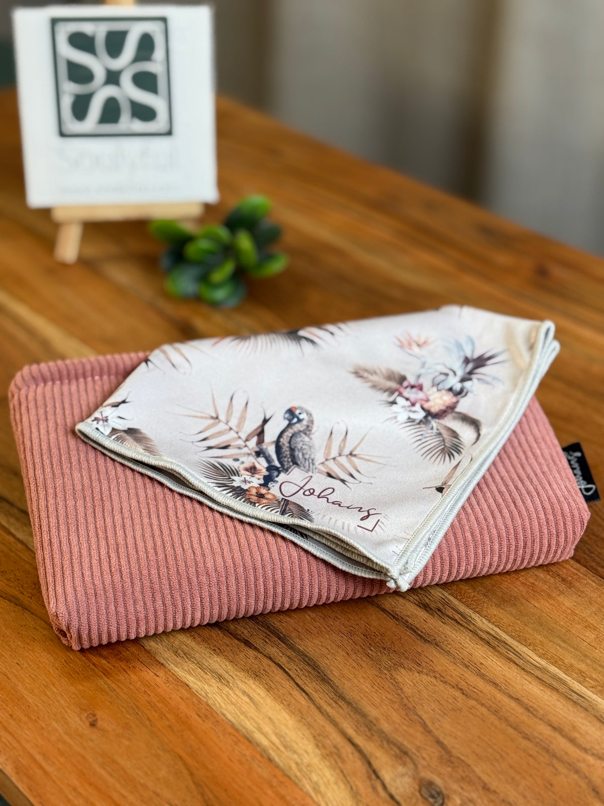 Johans® Rosy Dream Set mit Papageien- und Blütenmotiven auf dem Mikrofasertuch und Etui in Altrosa