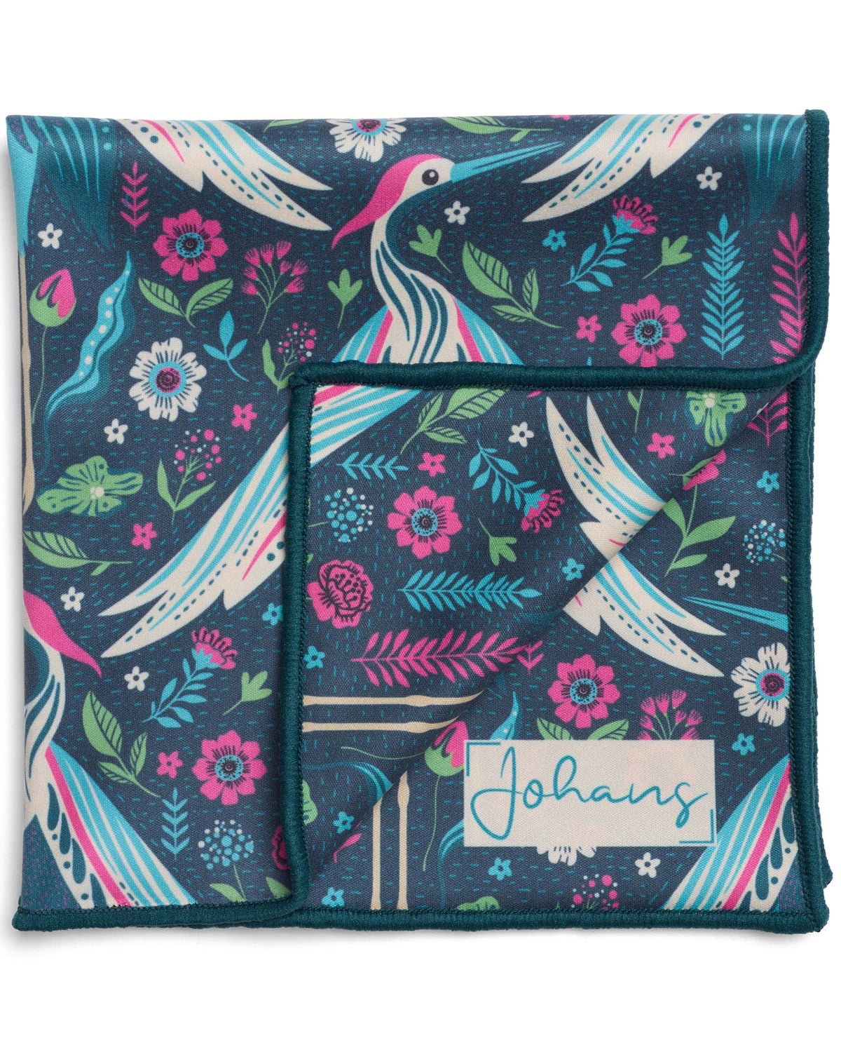 Gefaltetes Johans® Mikrofasertuch Midnight Crane mit Kranich- und Blumenmotiven auf dunkelblauem Grund