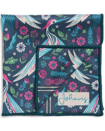 Gefaltetes Johans® Mikrofasertuch Midnight Crane mit Kranich- und Blumenmotiven auf dunkelblauem Grund