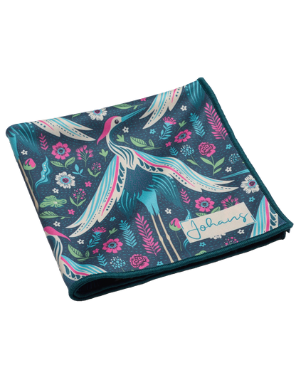 Johans® Mikrofasertuch Midnight Crane schräg gefaltet mit bunten Kranichen und Blüten