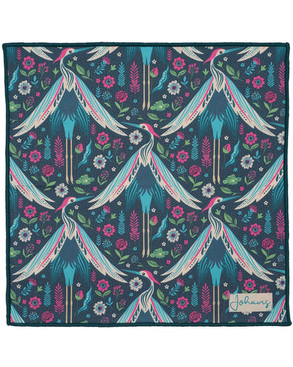 Ausgebreitetes Johans® Mikrofasertuch Midnight Crane mit Kranichen, Blumen und Blättern