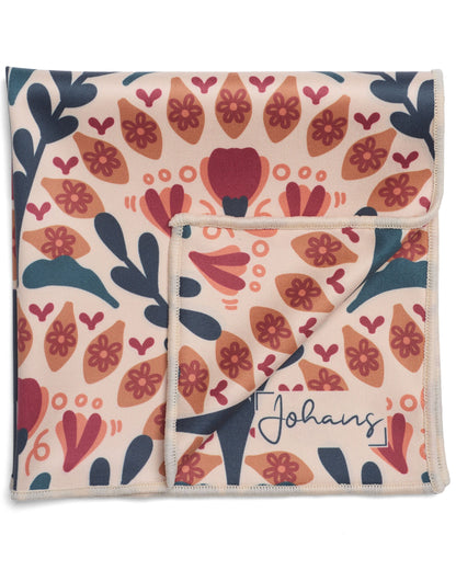 Gefaltetes Johans® Mikrofasertuch Vintage Bloom mit roten Blüten und dunkelblauen Blättern auf hellem Grund