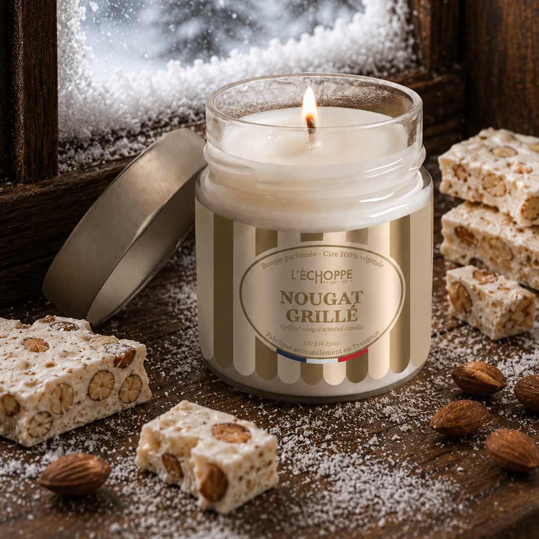 Duftkerze „Geröstetes Nougat“ Winter-Edition von L’Échoppe Buissonnière im Glas mit Metalldeckel
