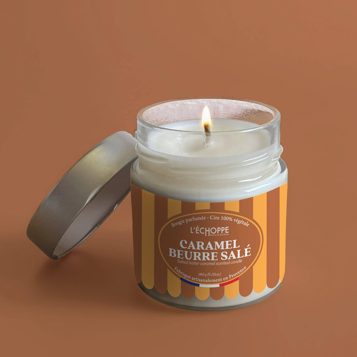 Duftkerze „Salzbutter-Karamell“ von L’Échoppe Buissonnière im Glas mit Metalldeckel