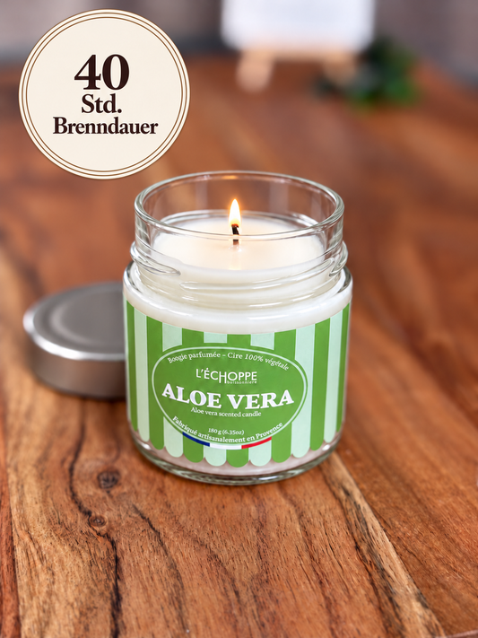 Duftkerze "Aloe Vera" auf Holztisch mit kleiner Flamme und Siegel „40 Std. Brenndauer“