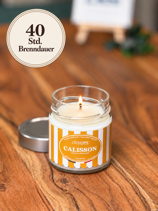 Duftkerze "Calisson" auf Holztisch mit kleiner Flamme und Siegel „40 Std. Brenndauer“