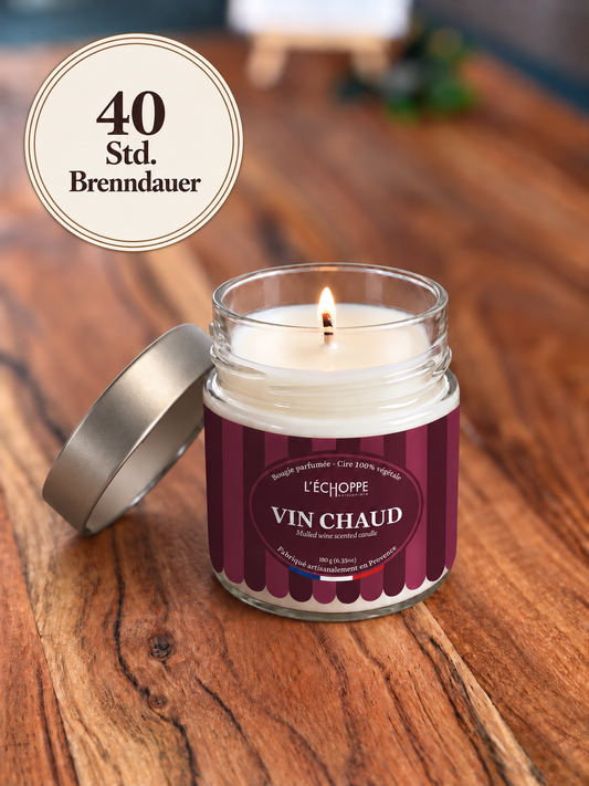 Duftkerze "Glühwein" Winter-Edition auf Holztisch mit kleiner Flamme und Siegel „40 Std. Brenndauer“