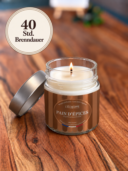 Duftkerze "Lebkuchen" Winter-Edition auf Holztisch mit kleiner Flamme und Siegel „40 Std. Brenndauer“