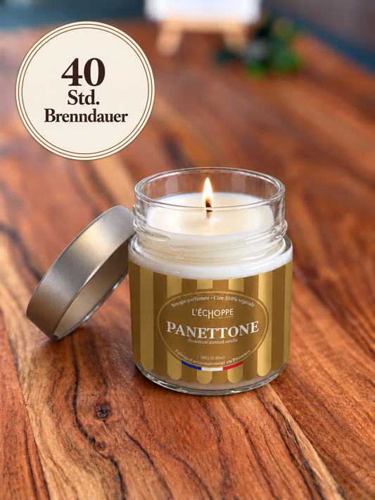 Duftkerze "Panettone" Winter-Edition auf Holztisch mit kleiner Flamme und Siegel „40 Std. Brenndauer“