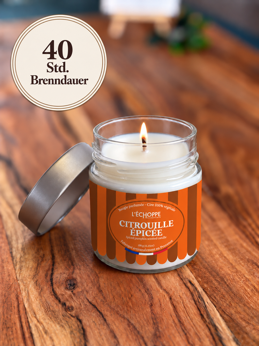 Duftkerze "Pumpkinspice" auf Holztisch mit kleiner Flamme und Siegel „40 Std. Brenndauer“