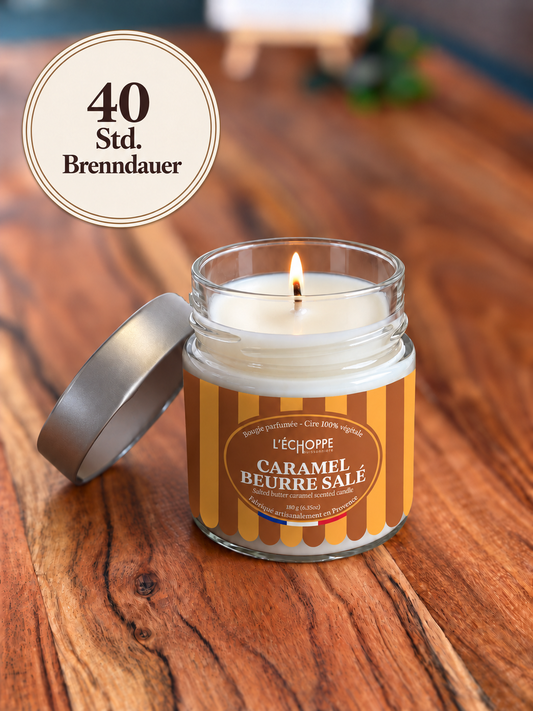 Duftkerze "Salzbutter-Karamell" auf Holztisch mit kleiner Flamme und Siegel „40 Std. Brenndauer“