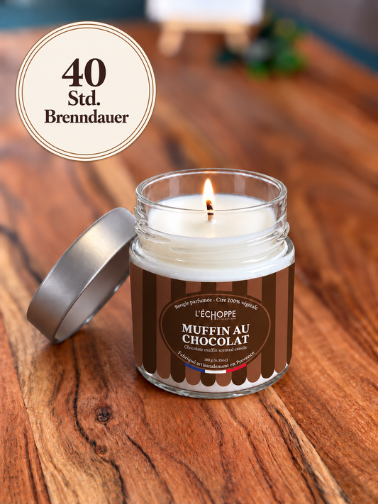 Duftkerze "Schokoladenmuffin" auf Holztisch mit kleiner Flamme und Siegel „40 Std. Brenndauer“