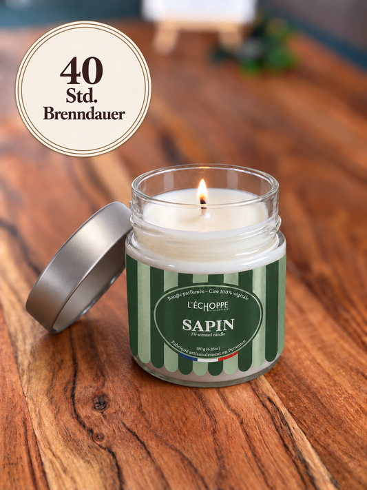 Duftkerze "Tanne" Winter-Edition auf Holztisch mit kleiner Flamme und Siegel „40 Std. Brenndauer“
