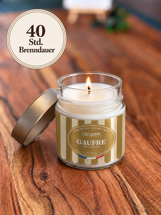 Duftkerze "Waffel" Winter-Edition auf Holztisch mit kleiner Flamme und Siegel „40 Std. Brenndauer“