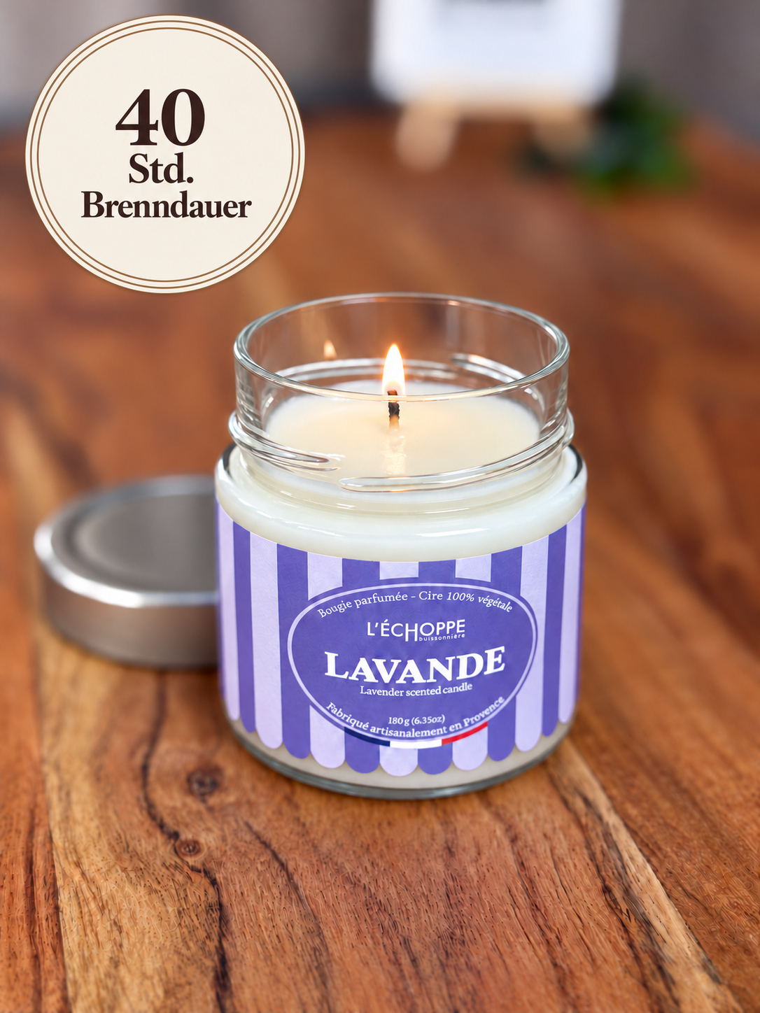 Duftkerze "Lavendel" auf Holztisch mit kleiner Flamme und Siegel „40 Std. Brenndauer“