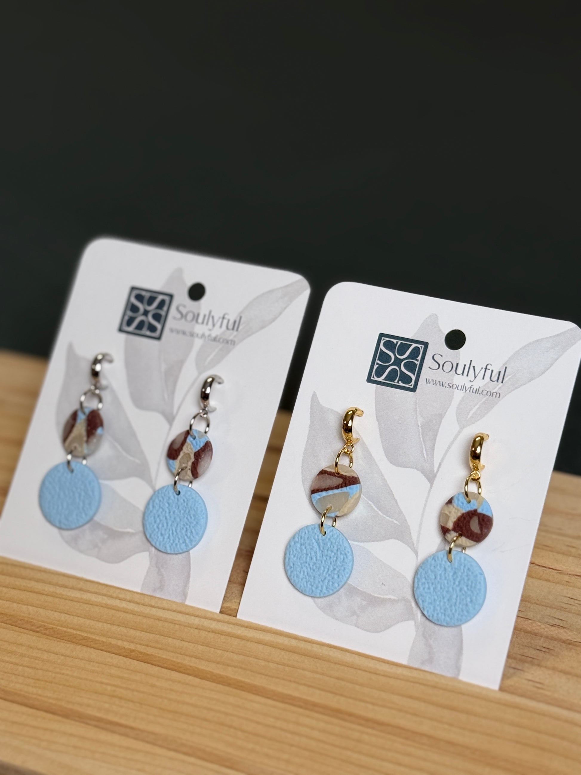 Handgemachte Ohrringe Azure Drop mit hellblauem Kreis und Schildpatt-Tropfen von Soulyful