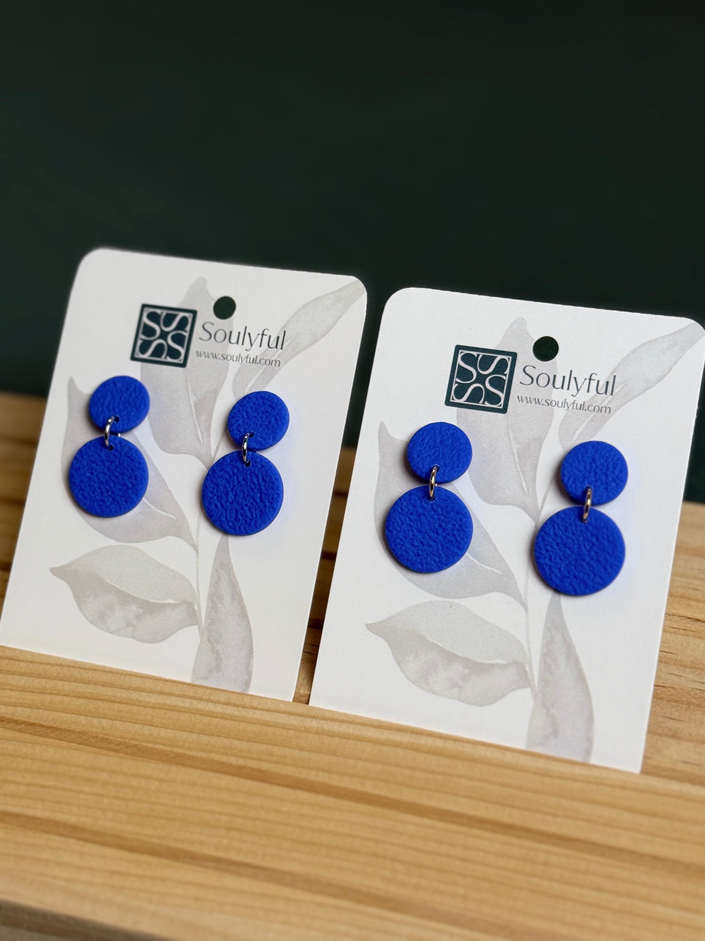Handgemachte Ohrringe Cobalt Duo Small mit zwei kobaltblauen Kreisen von Soulyful
