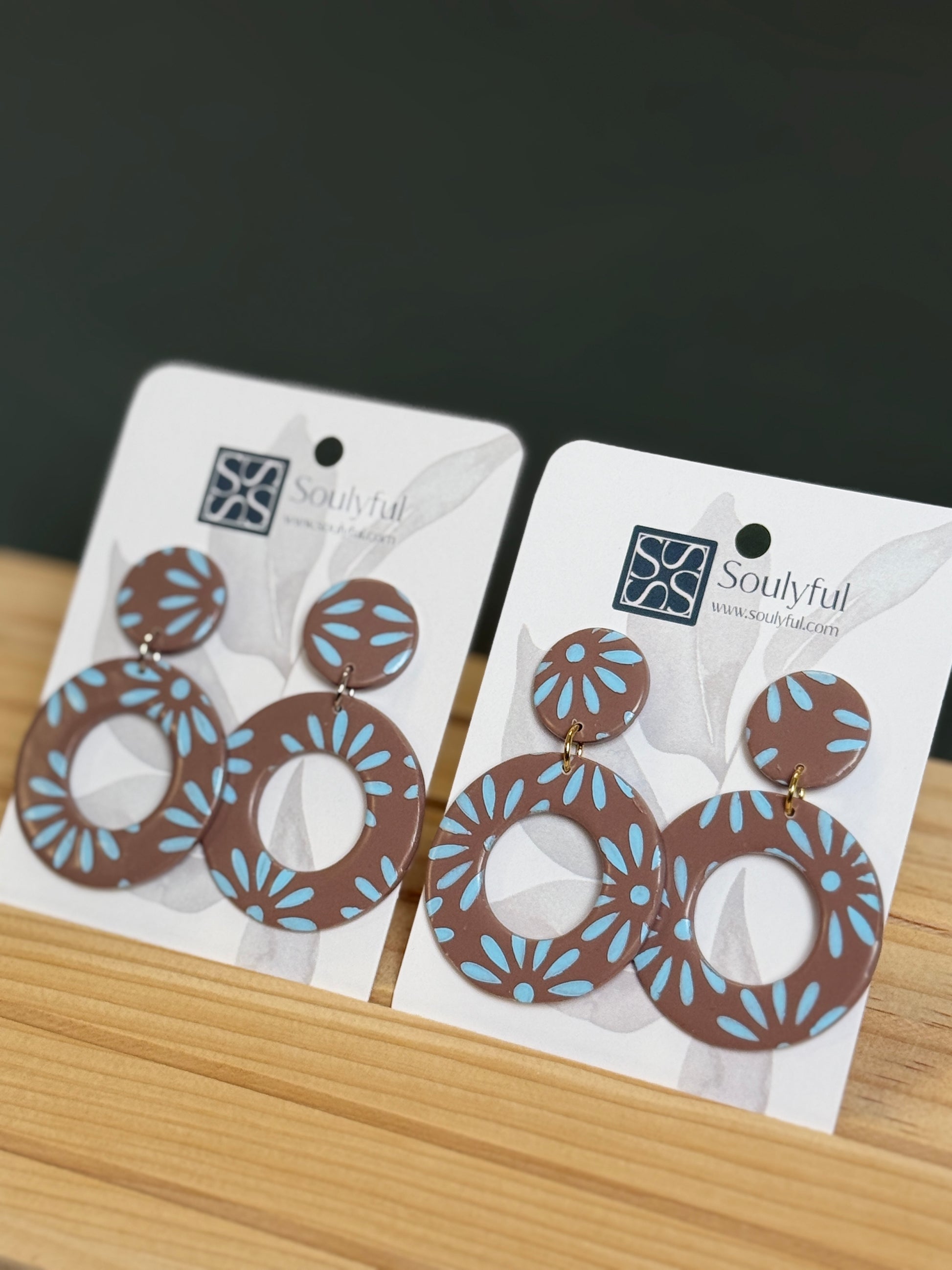 Handgemachte Ohrringe Coffee Bloom als kaffeebrauner Ring mit Strahlenstruktur von Soulyful