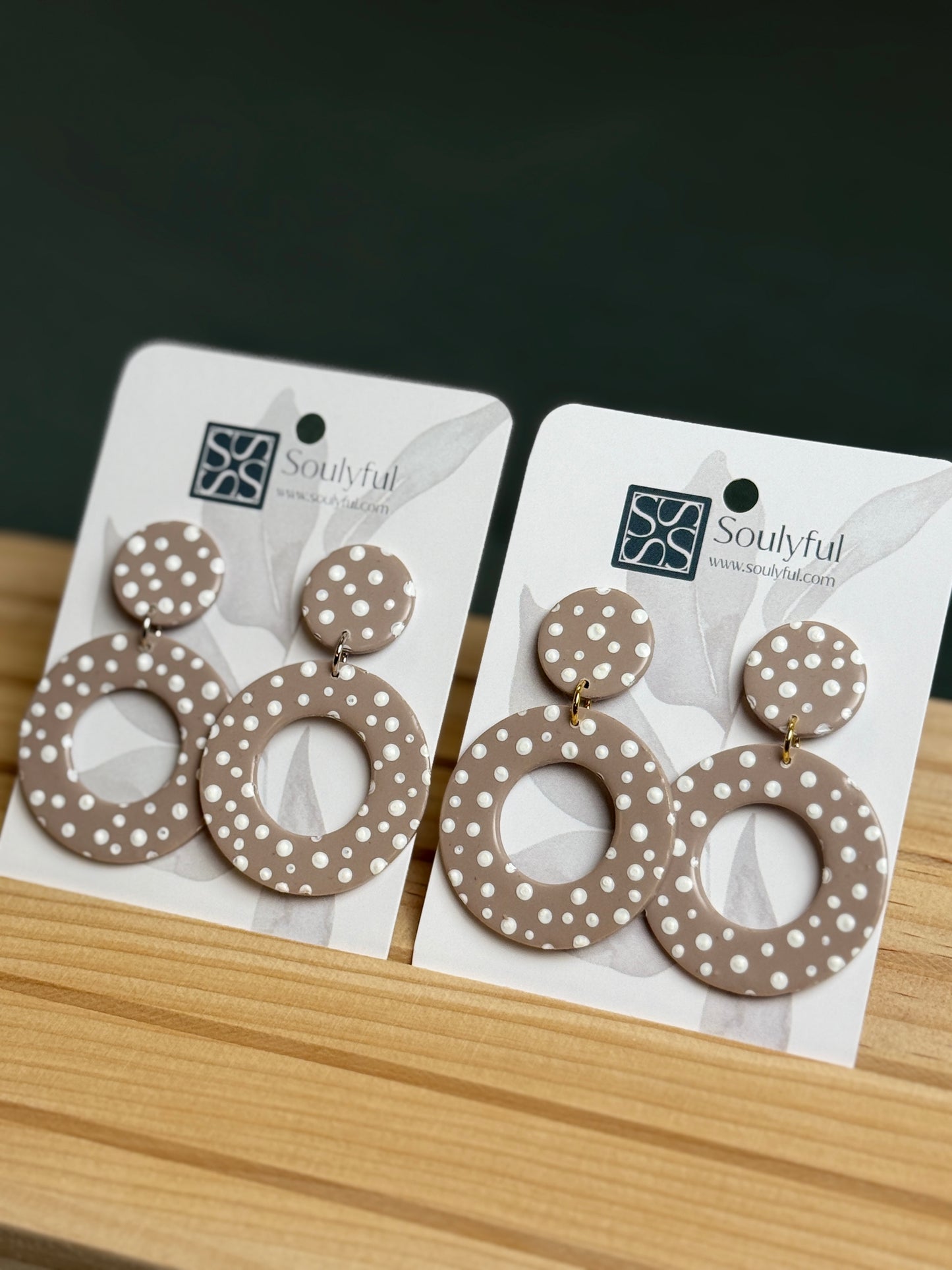 Handgemachte gepunktete Ohrringe Dotted Taupe in Taupe mit weißen Punkten von Soulyful