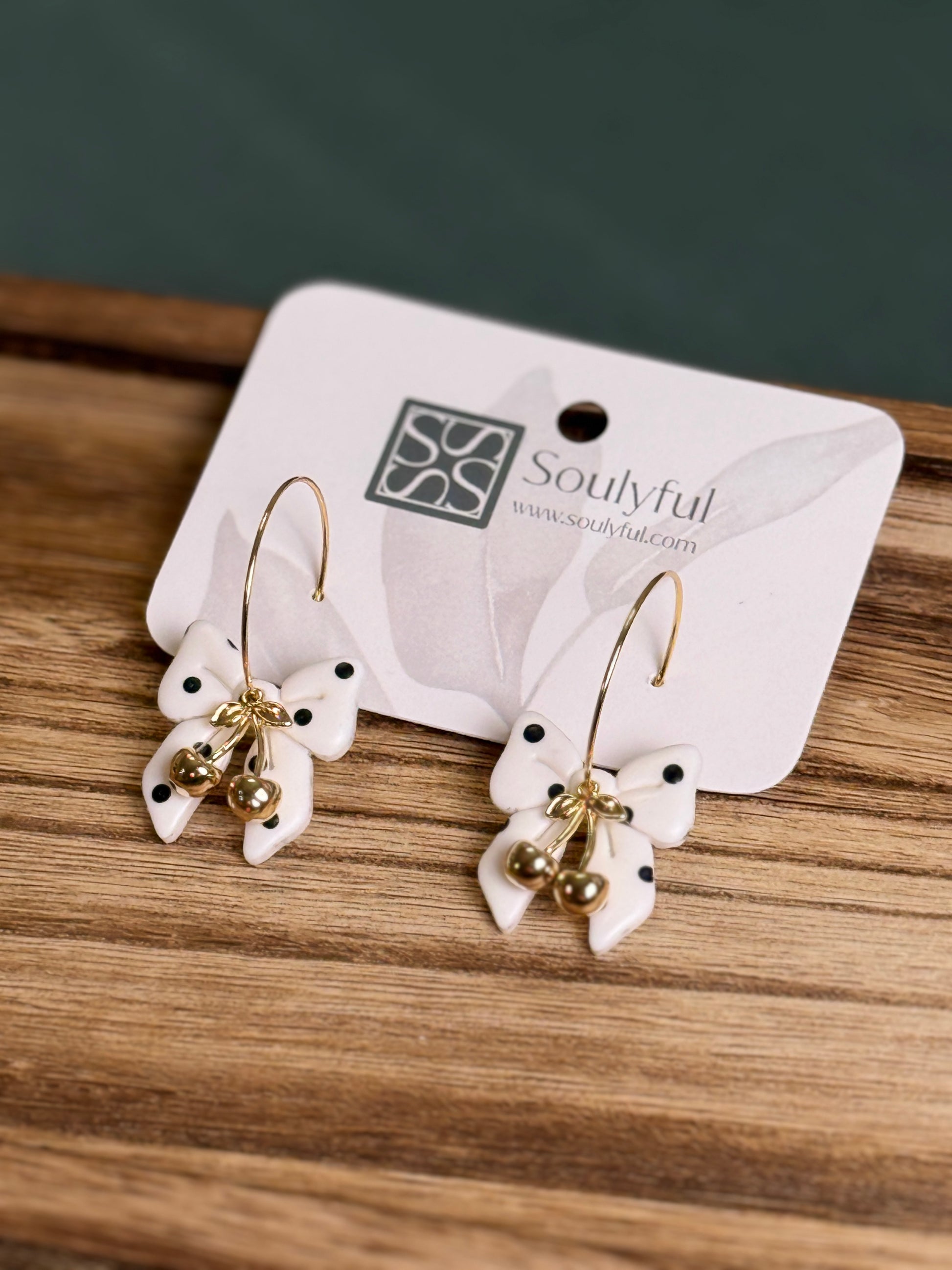 Handgemachte Schleifen-Ohrringe Ivory Dotted Cherry in Creme mit schwarzen Punkten und Goldperlen von Soulyful