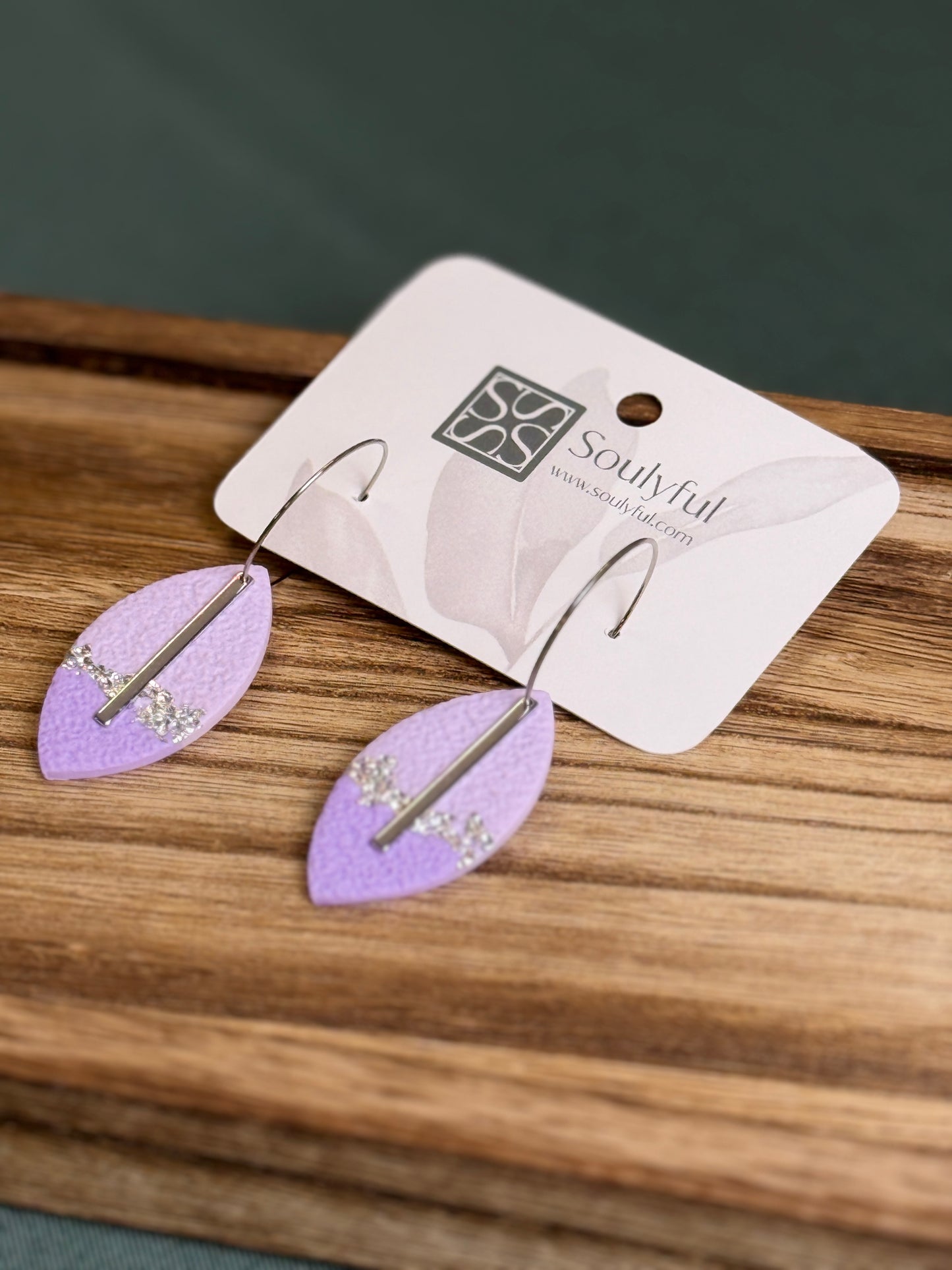 Handgemachte Ohrringe Lavender Petal in Flieder mit silberfarbener Hardware von Soulyful