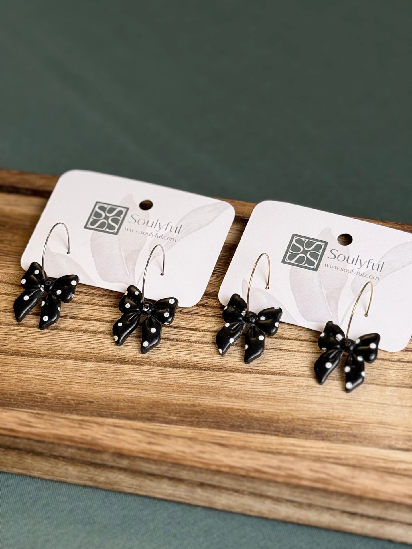 Handgemachte schwarze Schleifen-Ohrringe Noir Dotted Bow mit weißen Punkten von Soulyful