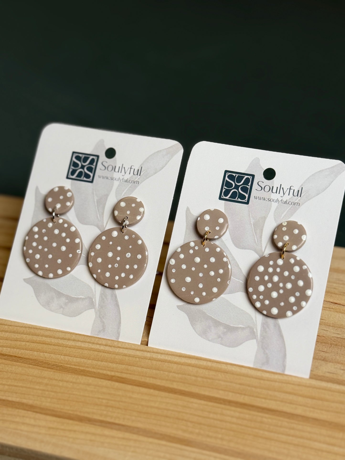 Zierliche handgemachte Ohrringe Small Dotted Taupe in Taupe mit weißen Punkten von Soulyful
